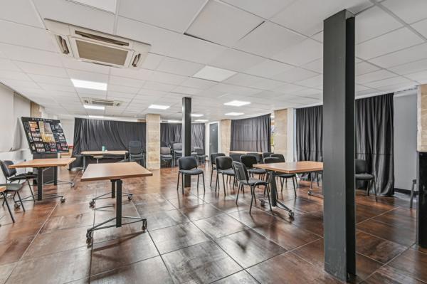 Hôtel particulier bureaux à louer à Paris dans un quartier recherché lumineux