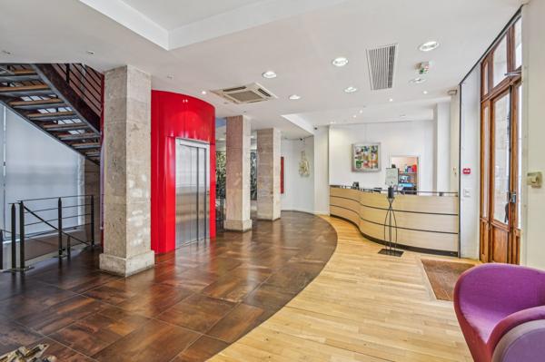 Hôtel particulier bureaux à louer à Paris dans un quartier recherché lumineux