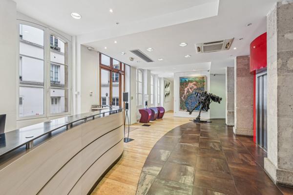 Hôtel particulier bureaux à louer à Paris dans un quartier recherché lumineux