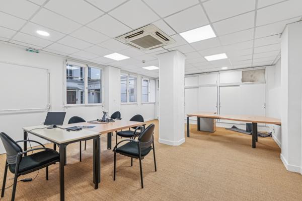 Hôtel particulier bureaux à louer à Paris dans un quartier recherché lumineux