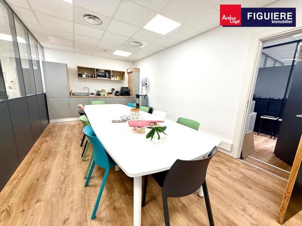 PLATEAU DE BUREAUX ENTIEREMENT RENOVÉ ET CLOISONNÉ DANS IMMEUBLE NEUF