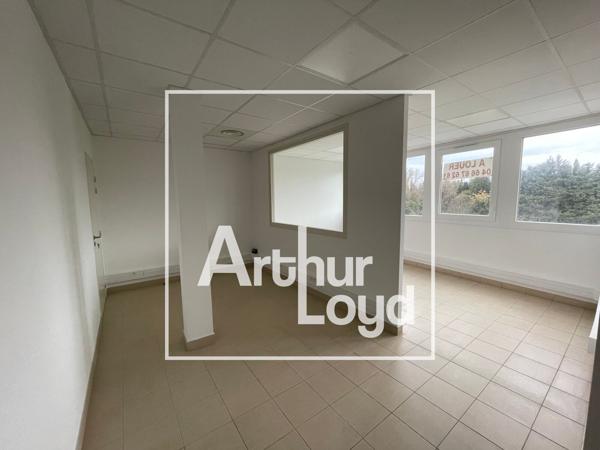 Bureau à louer à Nîmes surface de 71 m² parking privatif et ascenseur