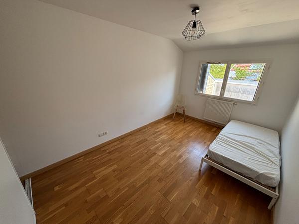 33300 BORDEAUX - APPPARTEMENT  MEUBLE TROIS PIECES AVEC TERRASSE