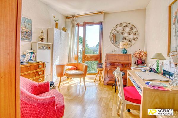 Le Chesnay Parly 2 Appartement 4 pièces de 81 m² carrez situé au 2e et dernier étage avec ascenseur, loggia, cave et box en sous-sol 426 000 € **  - Référence  28058