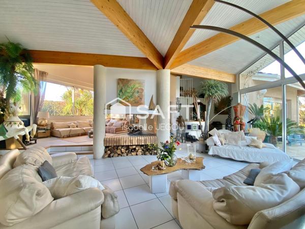 Maison d'architecte avec dépendance au calme avec de grands espaces de vie