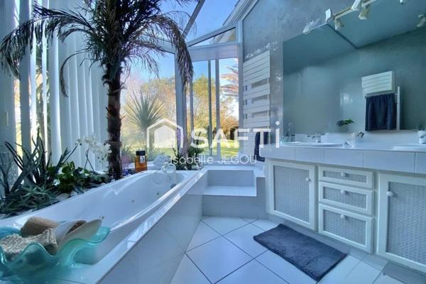 Maison d'architecte avec dépendance au calme avec de grands espaces de vie