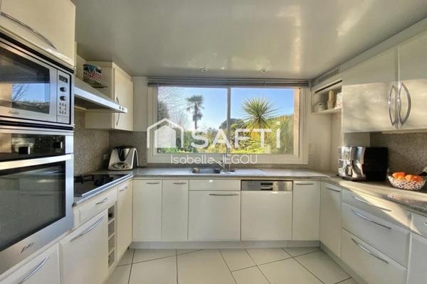 Maison d'architecte avec dépendance au calme avec de grands espaces de vie