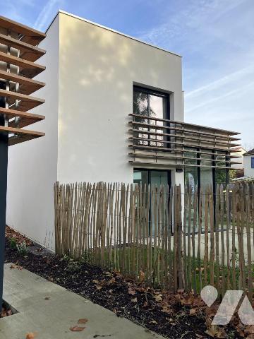 NANTES, proche Pirmil et Sèvre. Maison neuve de Type 5 sur 293 m² de terrain. 2 Garages. Libre