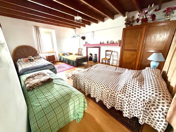 Maison en pierre de 111 m² avec garage, dépendance et terrain de 1 374 m² – Fort potentiel MOON SUR ELLE (50)