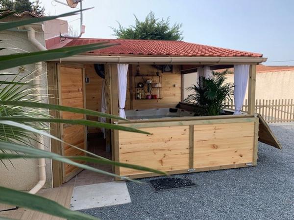 ILE D'OLERON (17), A Vendre demeure-piscine 186m² plain-pied sur terrain 862m², 9 pièces dont 4 chambres et 1 garage
