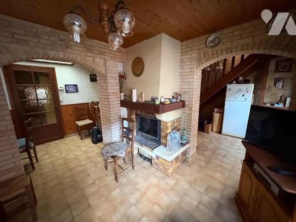 Quartier calme et à proximité immédiate du centre ville
Maison mitoyenne comprenant au rez-de-...