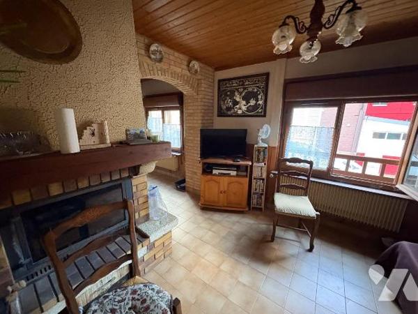 Quartier calme et à proximité immédiate du centre ville
Maison mitoyenne comprenant au rez-de-...