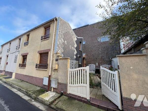 Quartier calme et à proximité immédiate du centre ville
Maison mitoyenne comprenant au rez-de-...