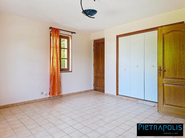 Maison familiale + dépendance pro – Vue dégagée, activité sur place possible !