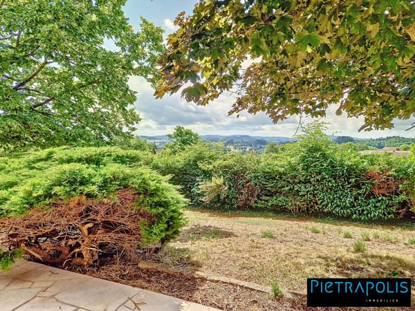 Maison familiale + dépendance pro – Vue dégagée, activité sur place possible !