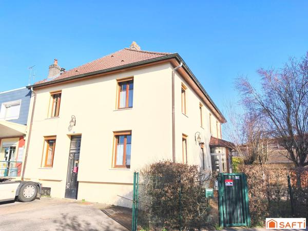 Belle maison mitoyenne sur 2 niveaux plus sous-sol avec garage dans un quartier résidentiel calme