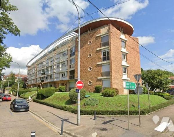 Un appartement LOUE situé au 4ème étage avec ascenseur