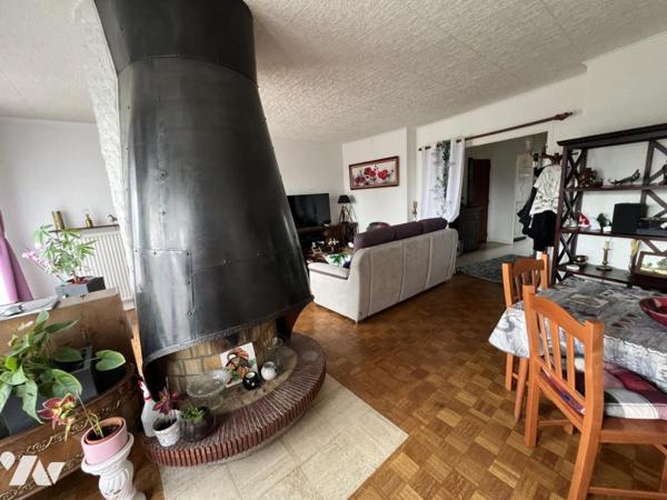 Un appartement LOUE situé au 4ème étage avec ascenseur
