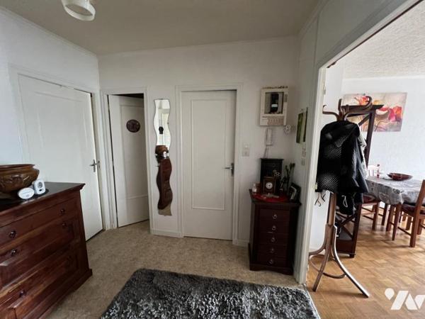 Un appartement LOUE situé au 4ème étage avec ascenseur