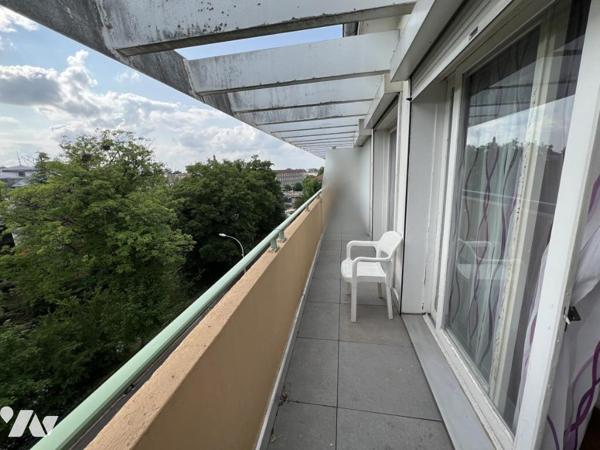 Un appartement LOUE situé au 4ème étage avec ascenseur
