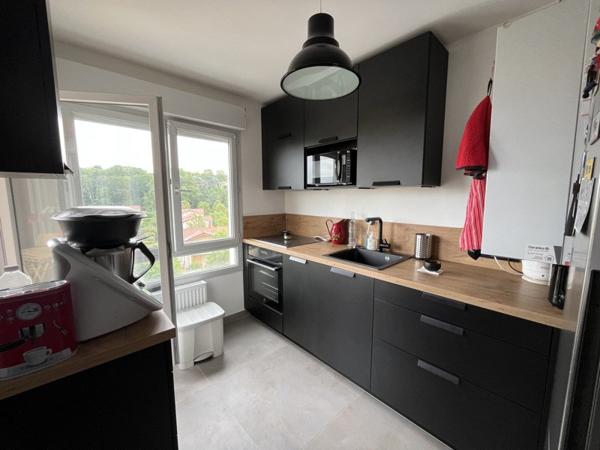 Appartement à louer 1 000 € CC Décines-Charpieu 3 p 59 m² DPE C