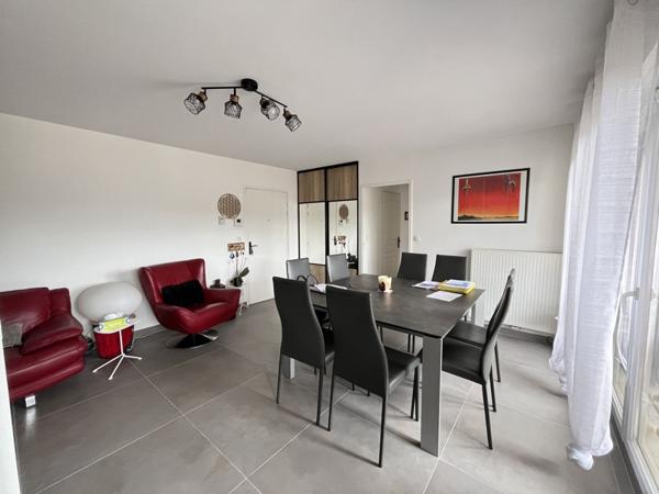 Appartement à louer 1 000 € CC Décines-Charpieu 3 p 59 m² DPE C