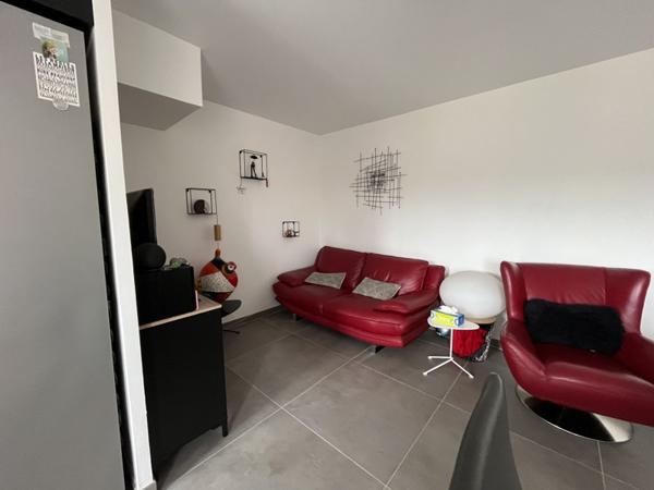 Appartement à louer 1 000 € CC Décines-Charpieu 3 p 59 m² DPE C