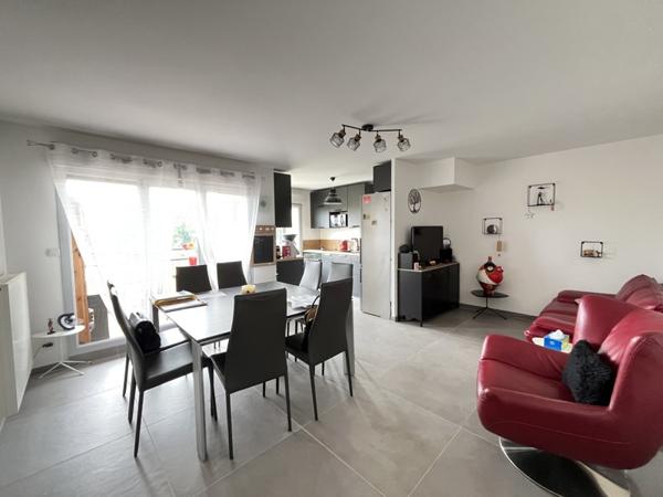 Appartement à louer 1 000 € CC Décines-Charpieu 3 p 59 m² DPE C