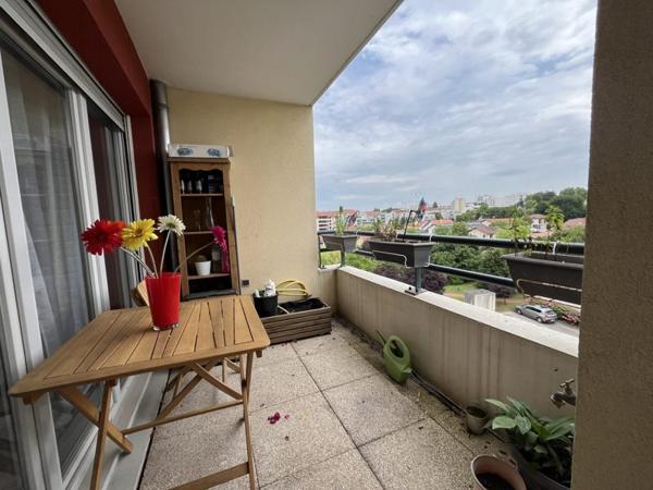 Appartement à louer 1 000 € CC Décines-Charpieu 3 p 59 m² DPE C