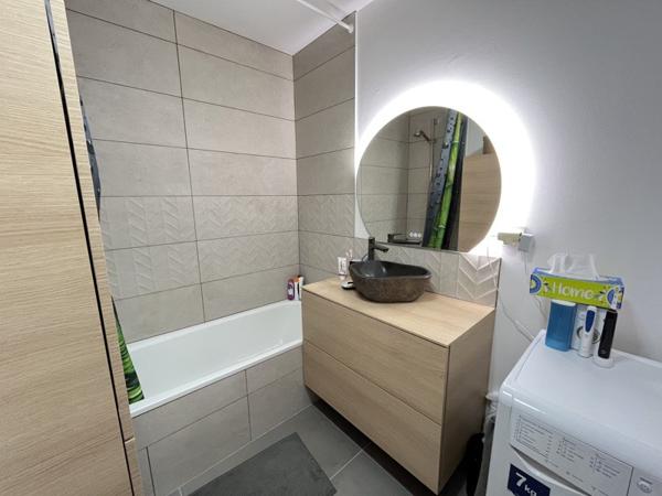Appartement à louer 1 000 € CC Décines-Charpieu 3 p 59 m² DPE C