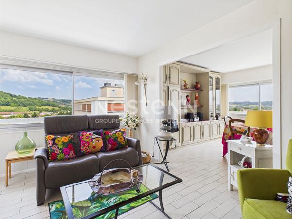 A vendre à Aurillac, dans une copropriété sécurisée de 32 lots, appartement de type 4 d'une surface de 91 m², avec loggia, cave et garage.