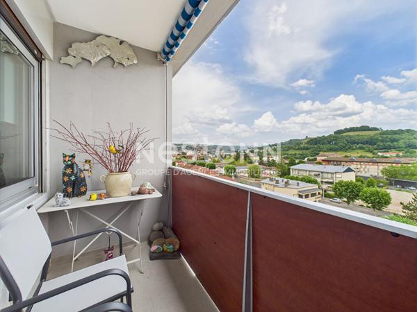 A vendre à Aurillac, dans une copropriété sécurisée de 32 lots, appartement de type 4 d'une surface de 91 m², avec loggia, cave et garage.