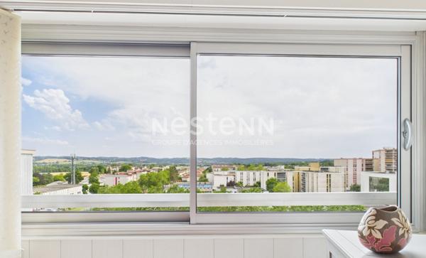 A vendre à Aurillac, dans une copropriété sécurisée de 32 lots, appartement de type 4 d'une surface de 91 m², avec loggia, cave et garage.