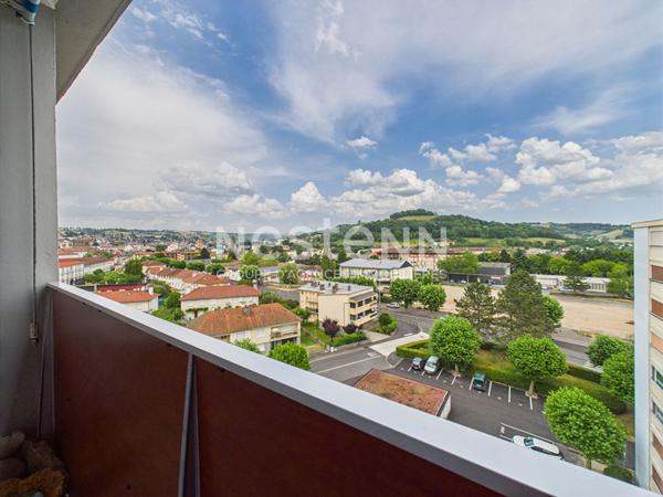 A vendre à Aurillac, dans une copropriété sécurisée de 32 lots, appartement de type 4 d'une surface de 91 m², avec loggia, cave et garage.