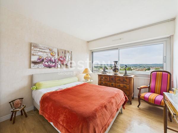 A vendre à Aurillac, dans une copropriété sécurisée de 32 lots, appartement de type 4 d'une surface de 91 m², avec loggia, cave et garage.