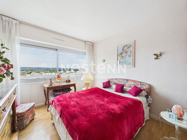 A vendre à Aurillac, dans une copropriété sécurisée de 32 lots, appartement de type 4 d'une surface de 91 m², avec loggia, cave et garage.