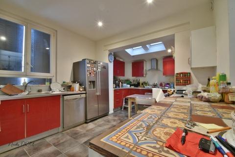 Un Espace Modulable à Fort Potentiel : Habitation ou Stockage, Divisible en 4 Lots !