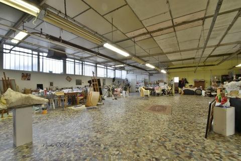 Un Espace Modulable à Fort Potentiel : Habitation ou Stockage, Divisible en 4 Lots !