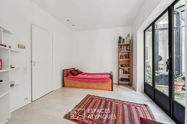 Loft avec verrière aux allures d’atelier d’artiste sur cour et terrasse – Jardin des Plantes