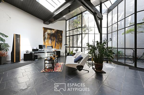 Loft avec verrière aux allures d’atelier d’artiste sur cour et terrasse – Jardin des Plantes