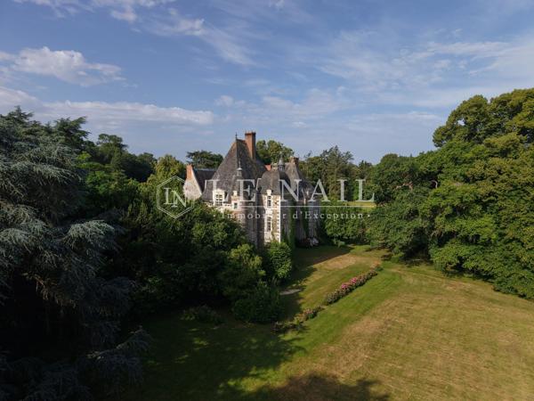 Exceptionnel château Renaissance classé Monument Historique et 33 ha en Anjou