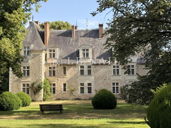 Exceptionnel château Renaissance classé Monument Historique et 33 ha en Anjou