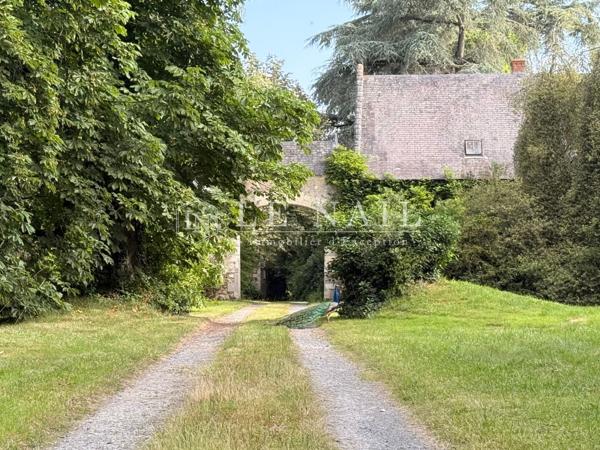 Exceptionnel château Renaissance classé Monument Historique et 33 ha en Anjou