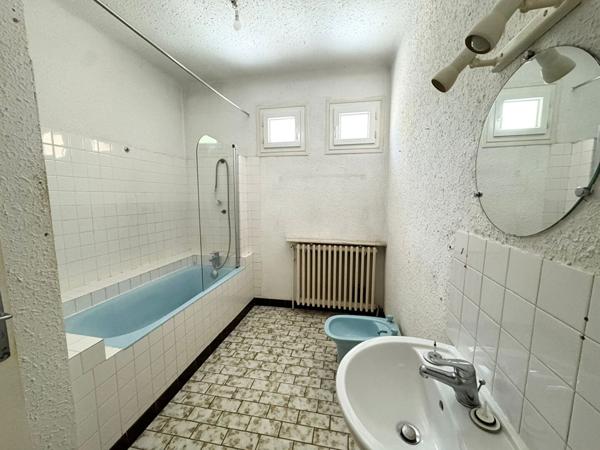 Carcassonne maison traditionnelle 129 m² 4 chambres terrain 1 100 m² sous-sol garages jardin arboré chauffage gaz