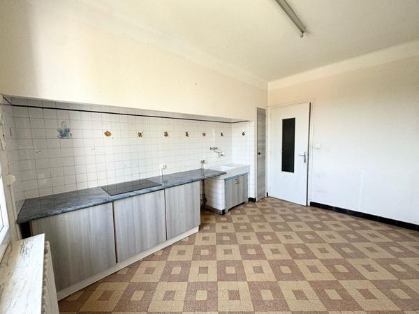 Carcassonne maison traditionnelle 129 m² 4 chambres terrain 1 100 m² sous-sol garages jardin arboré chauffage gaz