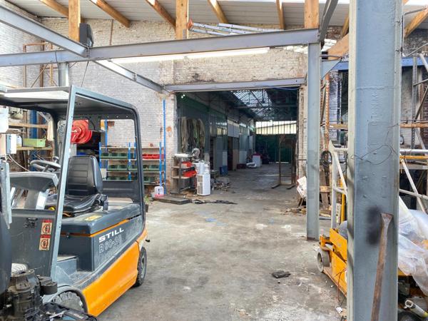 Entrepôt professionnel 800 m2 + maison habitation