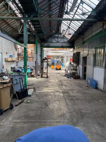 Entrepôt professionnel 800 m2 + maison habitation