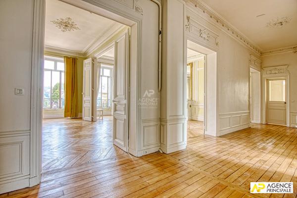 Le Chesnay lSt Jean imite Versailles Rive-Droite Appartement 7 pièces 214.70 m² au sol -207 m² carrez) situé dans un immeuble Haussmannien avec ascenseur €1 345 000 ** - Référence 25566