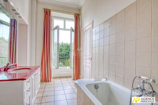Le Chesnay lSt Jean imite Versailles Rive-Droite Appartement 7 pièces 214.70 m² au sol -207 m² carrez) situé dans un immeuble Haussmannien avec ascenseur €1 345 000 ** - Référence 25566