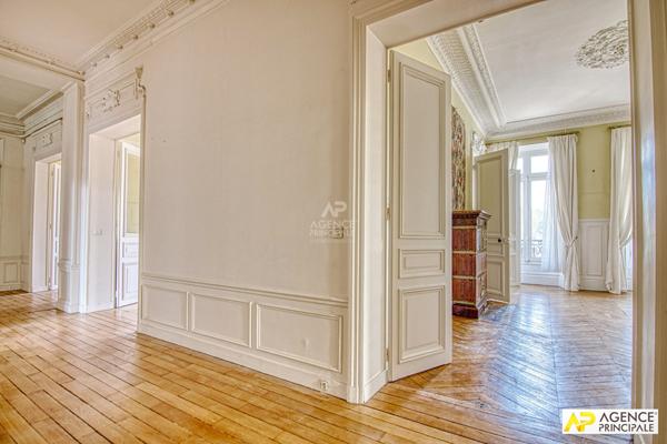 Le Chesnay lSt Jean imite Versailles Rive-Droite Appartement 7 pièces 214.70 m² au sol -207 m² carrez) situé dans un immeuble Haussmannien avec ascenseur €1 345 000 ** - Référence 25566